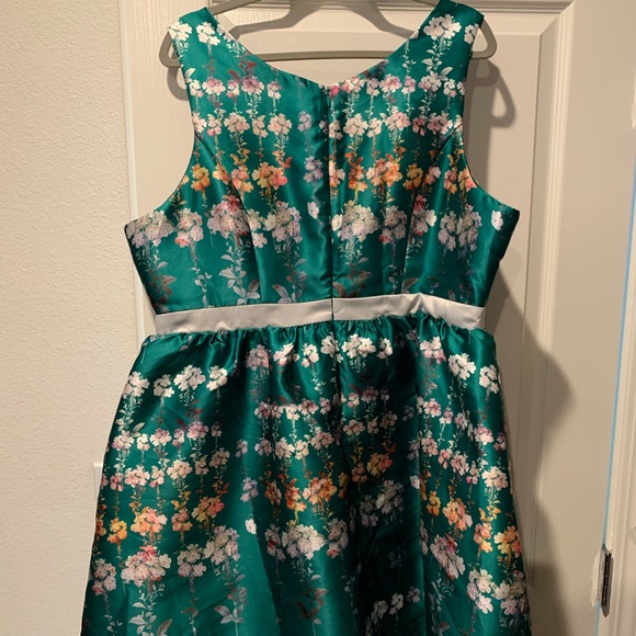 Green and white floral dress NWT - Picture 5 of 6